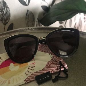 •Diff Cat Eye Rose Black Sunglasses•